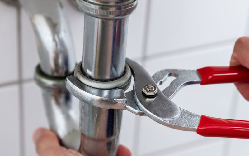 Licensed-plumber-repairing-pipes-and-providing-emergency-plumbing-services-in-Southern-Utah